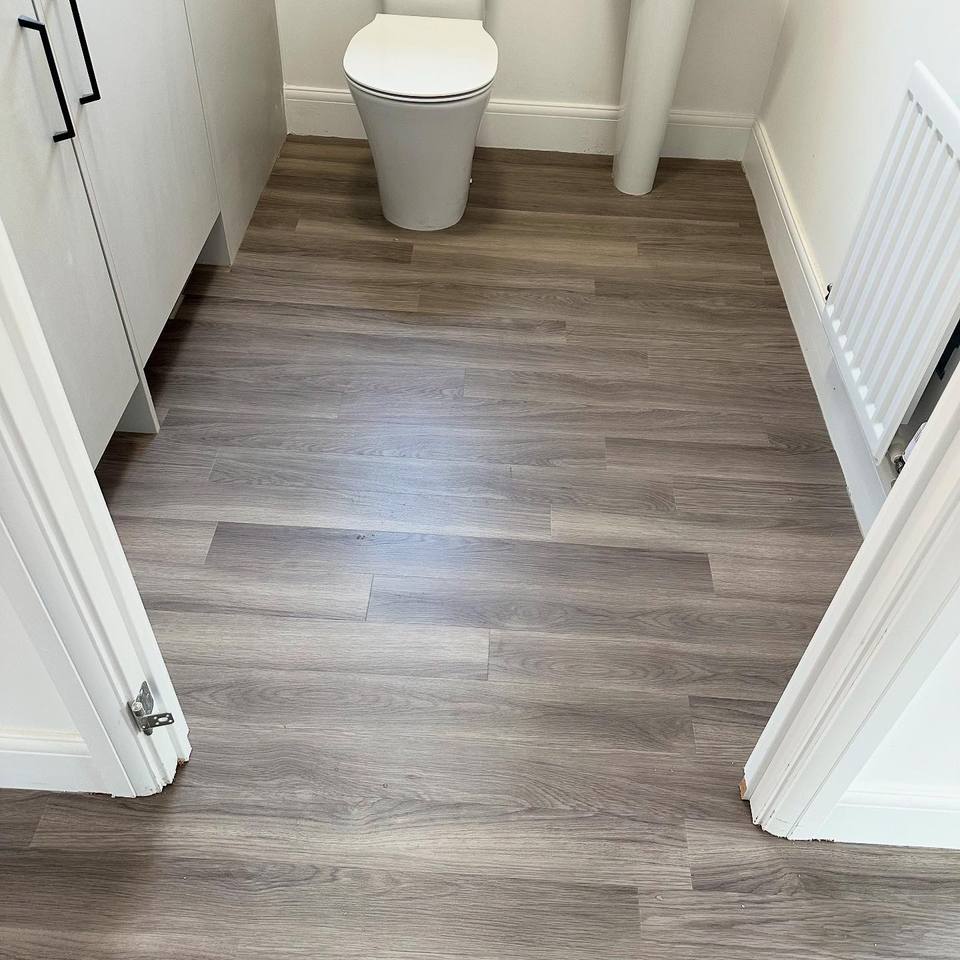 Grey wood-effect plank floor in a WC